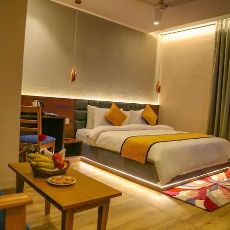 Four Leaf Hotel - Sapphire Blue, Varanasi Bagian luar foto