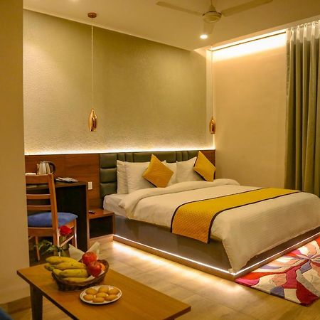 Four Leaf Hotel - Sapphire Blue, Varanasi Bagian luar foto