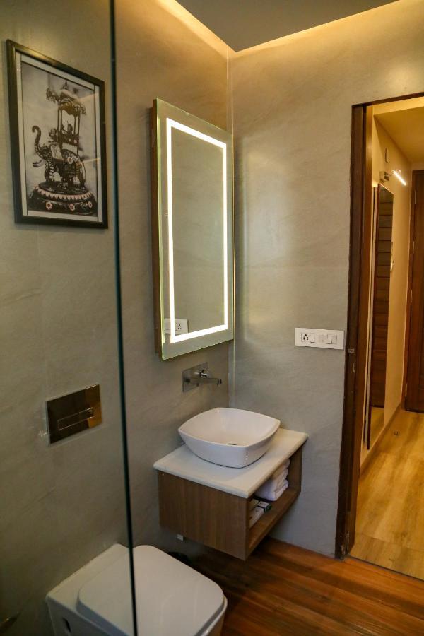 Four Leaf Hotel - Sapphire Blue, Varanasi Bagian luar foto