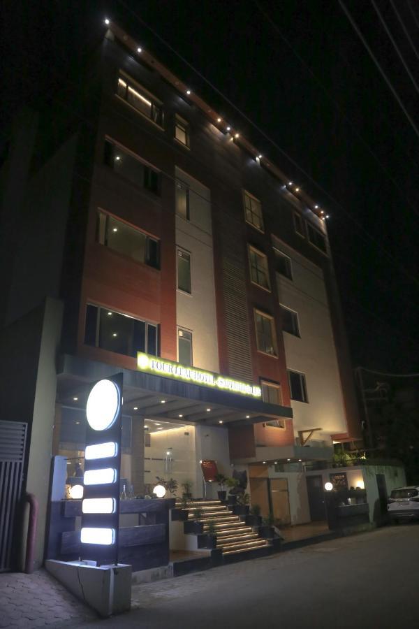 Four Leaf Hotel - Sapphire Blue, Varanasi Bagian luar foto