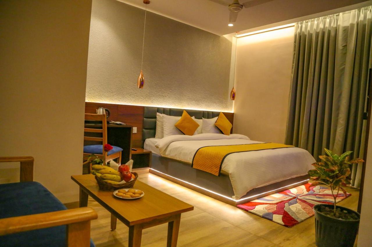Four Leaf Hotel - Sapphire Blue, Varanasi Bagian luar foto