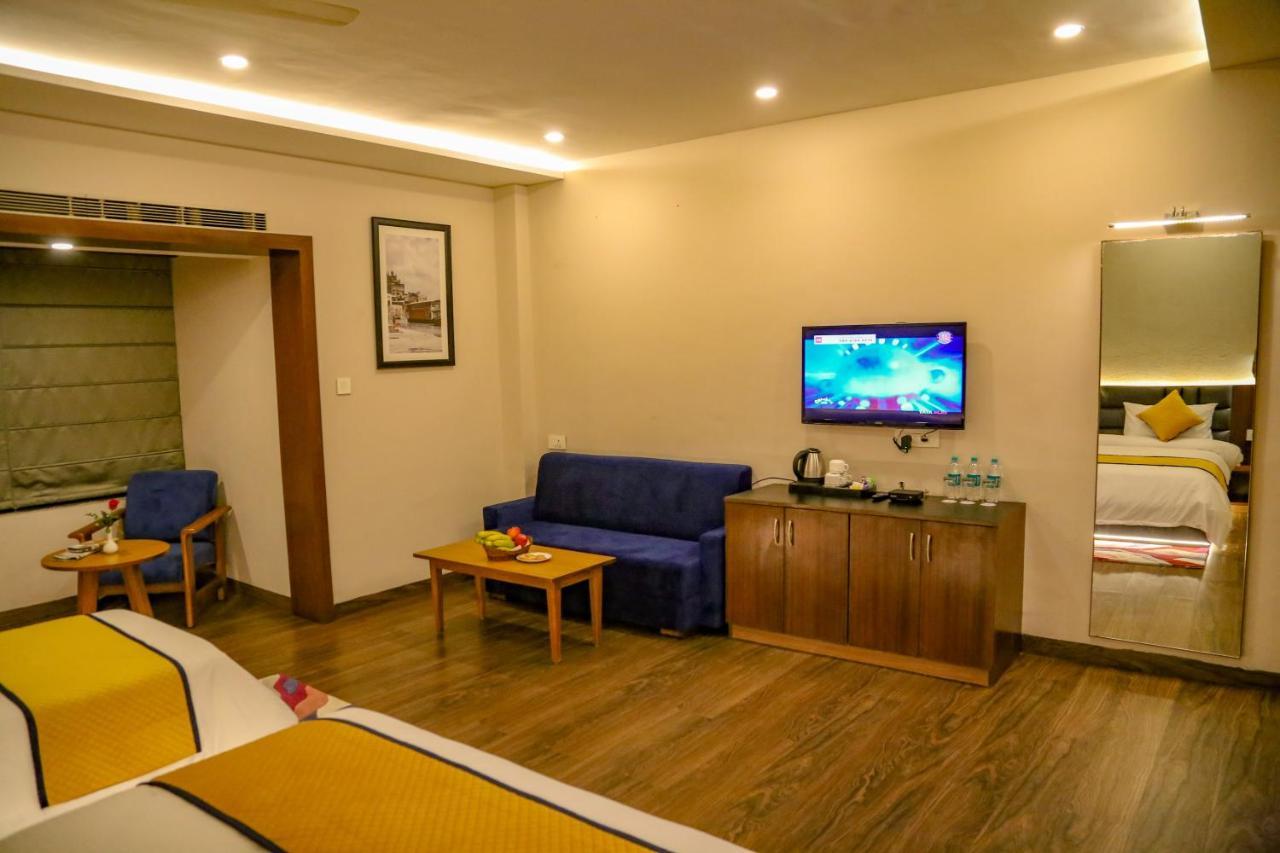 Four Leaf Hotel - Sapphire Blue, Varanasi Bagian luar foto