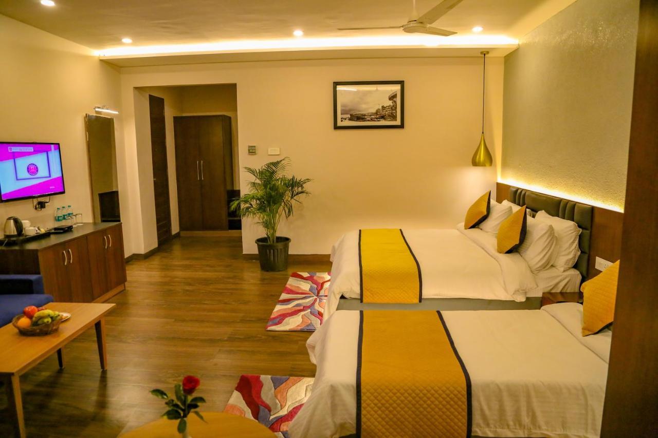 Four Leaf Hotel - Sapphire Blue, Varanasi Bagian luar foto