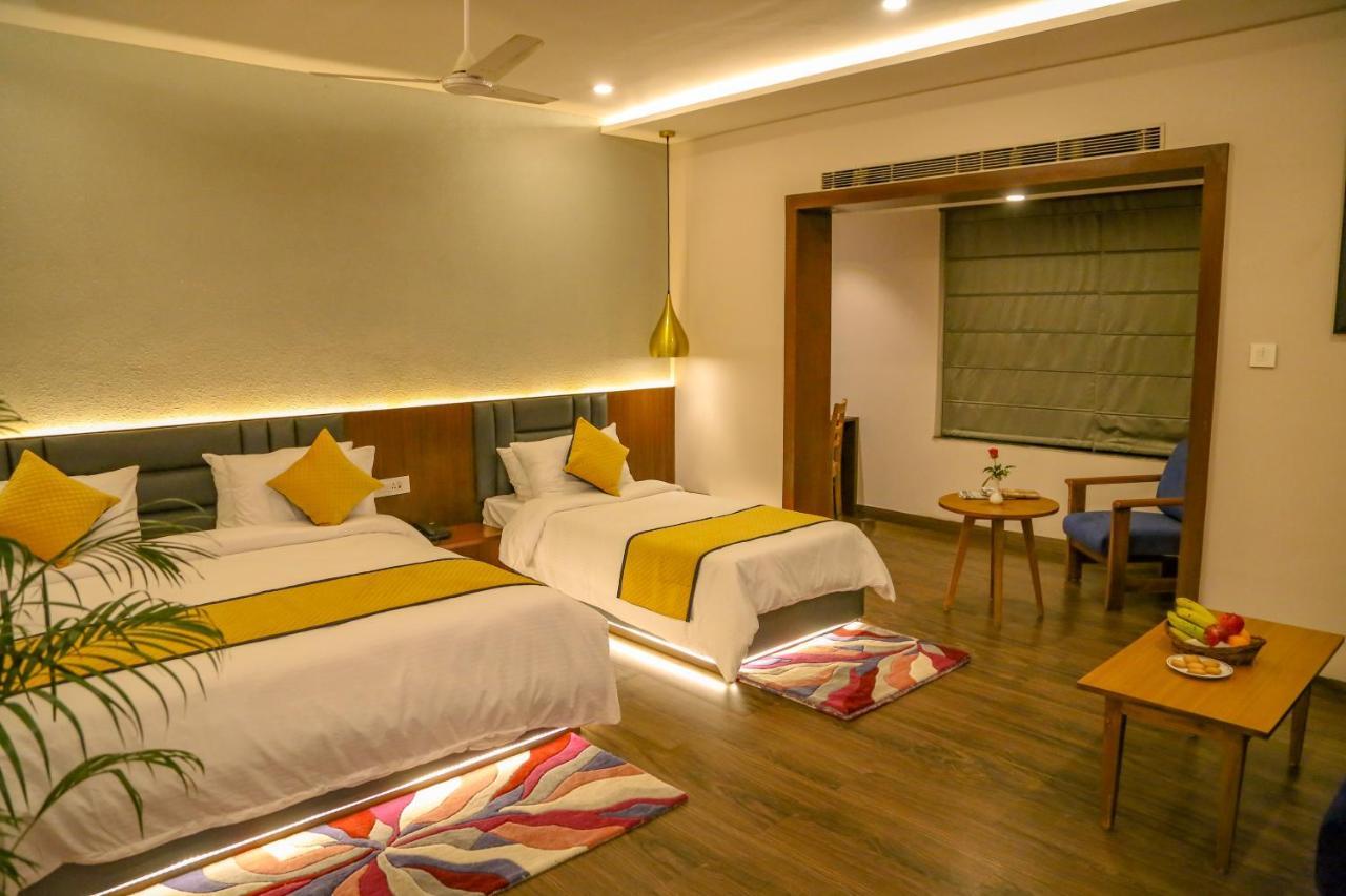 Four Leaf Hotel - Sapphire Blue, Varanasi Bagian luar foto