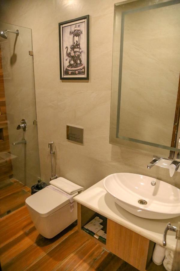 Four Leaf Hotel - Sapphire Blue, Varanasi Bagian luar foto