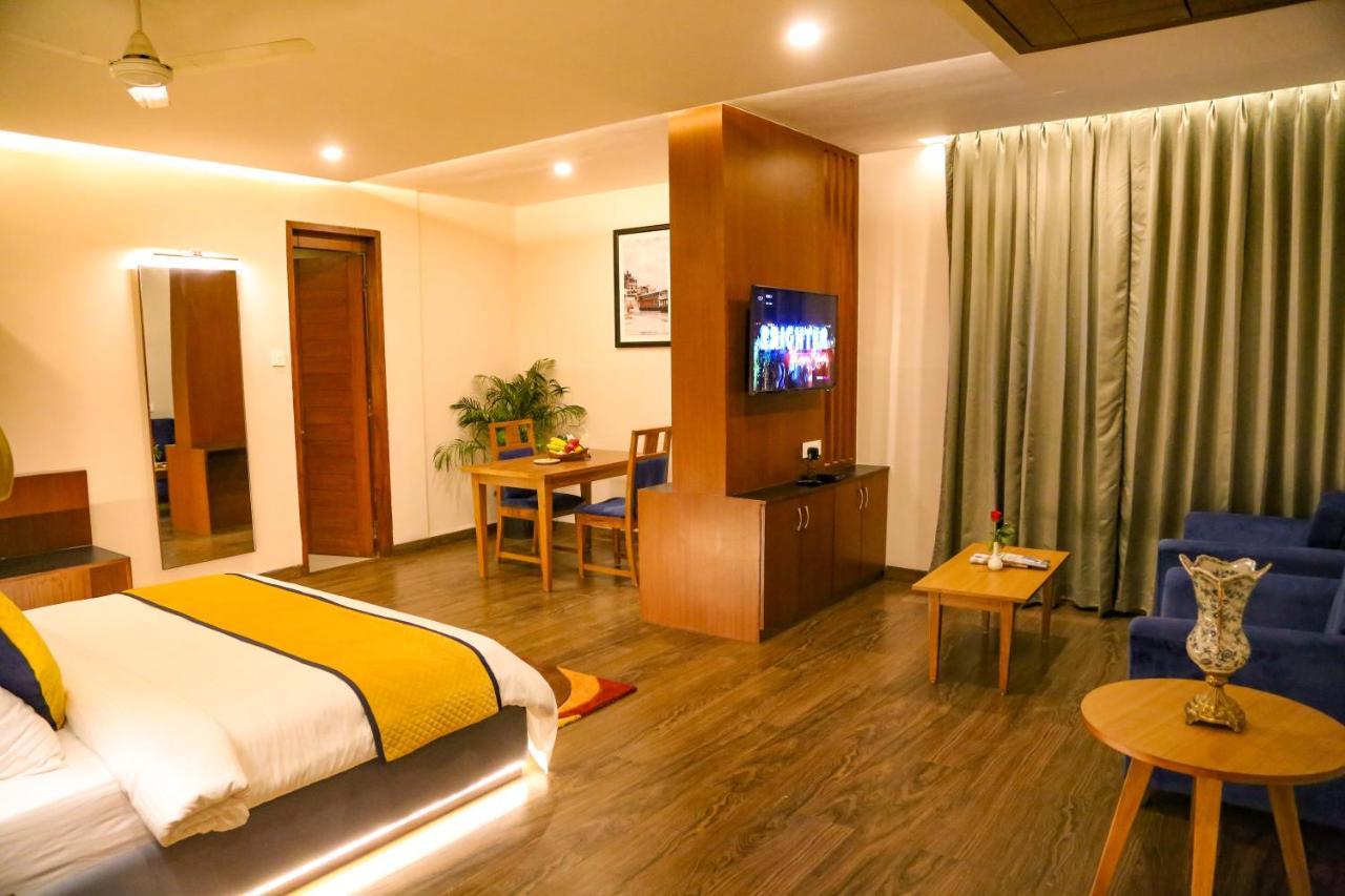 Four Leaf Hotel - Sapphire Blue, Varanasi Bagian luar foto
