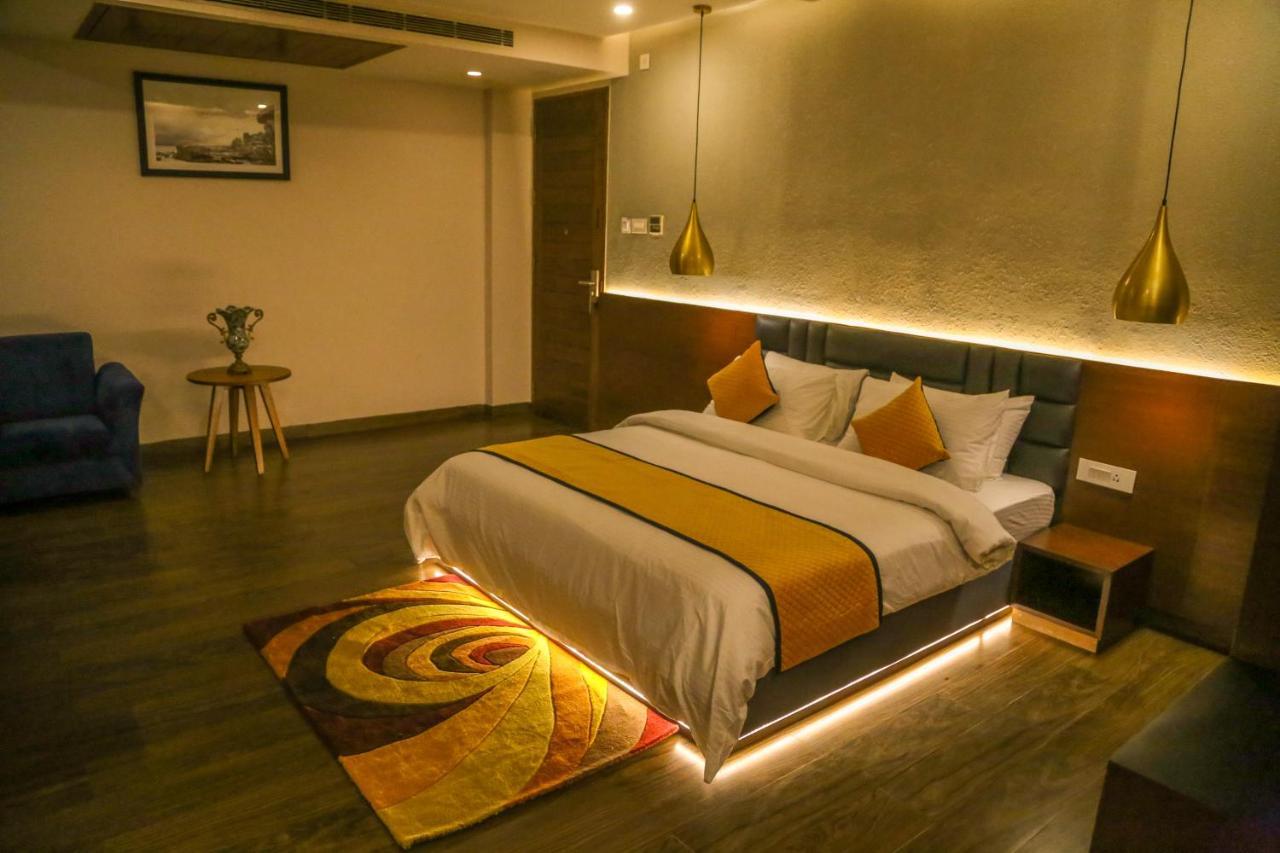 Four Leaf Hotel - Sapphire Blue, Varanasi Bagian luar foto