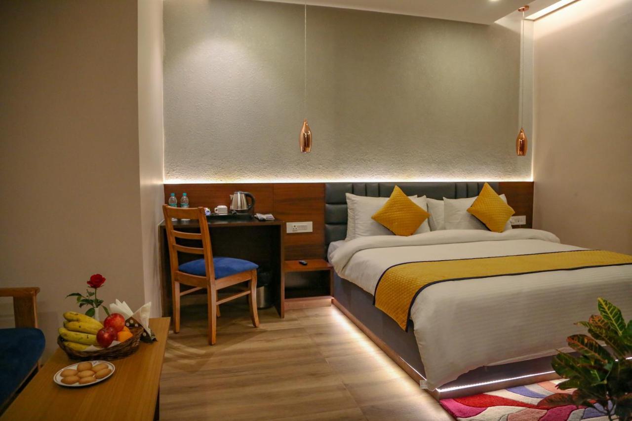 Four Leaf Hotel - Sapphire Blue, Varanasi Bagian luar foto