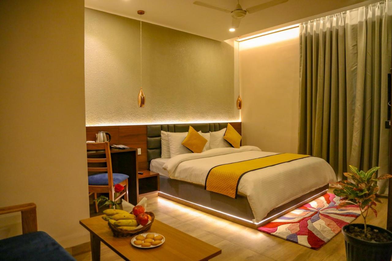 Four Leaf Hotel - Sapphire Blue, Varanasi Bagian luar foto