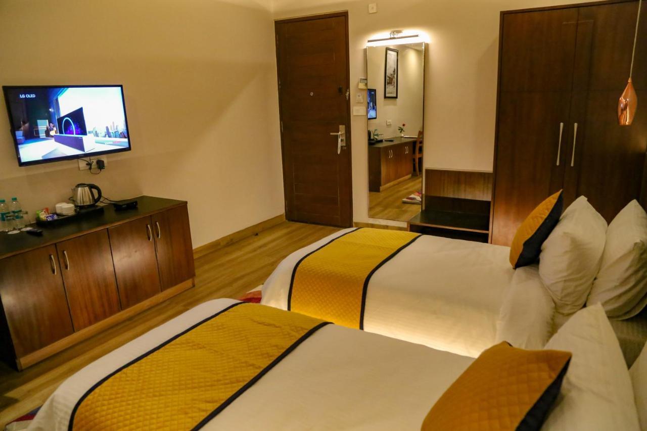 Four Leaf Hotel - Sapphire Blue, Varanasi Bagian luar foto