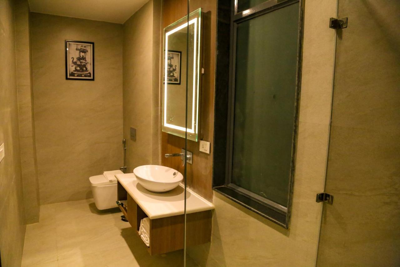 Four Leaf Hotel - Sapphire Blue, Varanasi Bagian luar foto