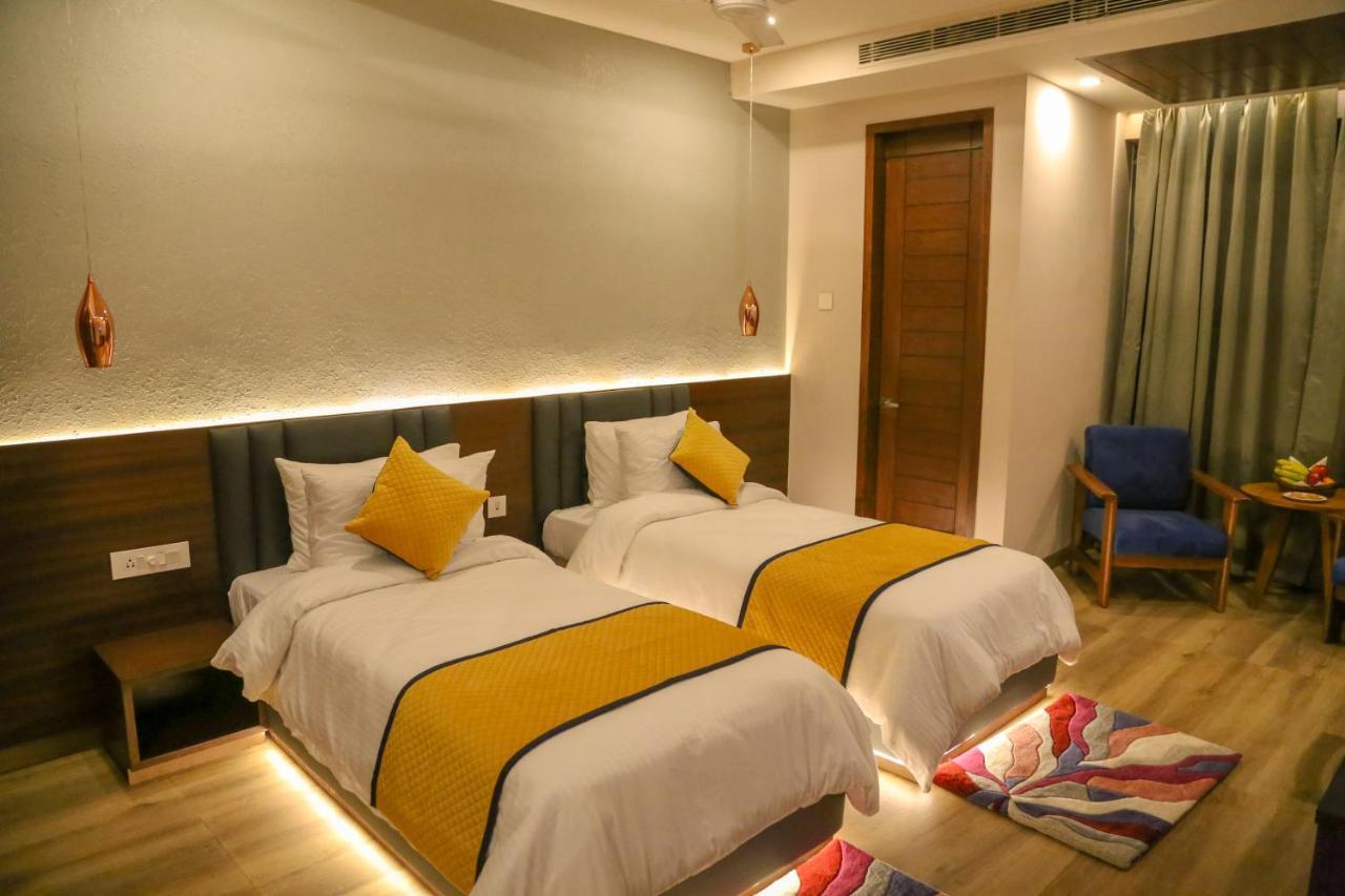Four Leaf Hotel - Sapphire Blue, Varanasi Bagian luar foto