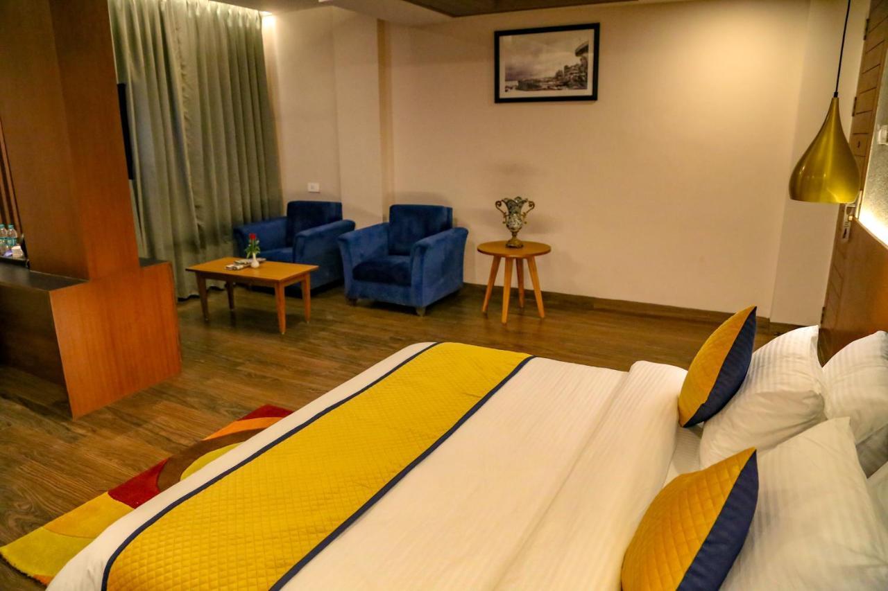Four Leaf Hotel - Sapphire Blue, Varanasi Bagian luar foto