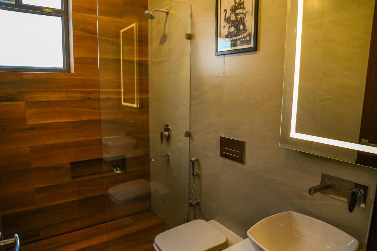 Four Leaf Hotel - Sapphire Blue, Varanasi Bagian luar foto