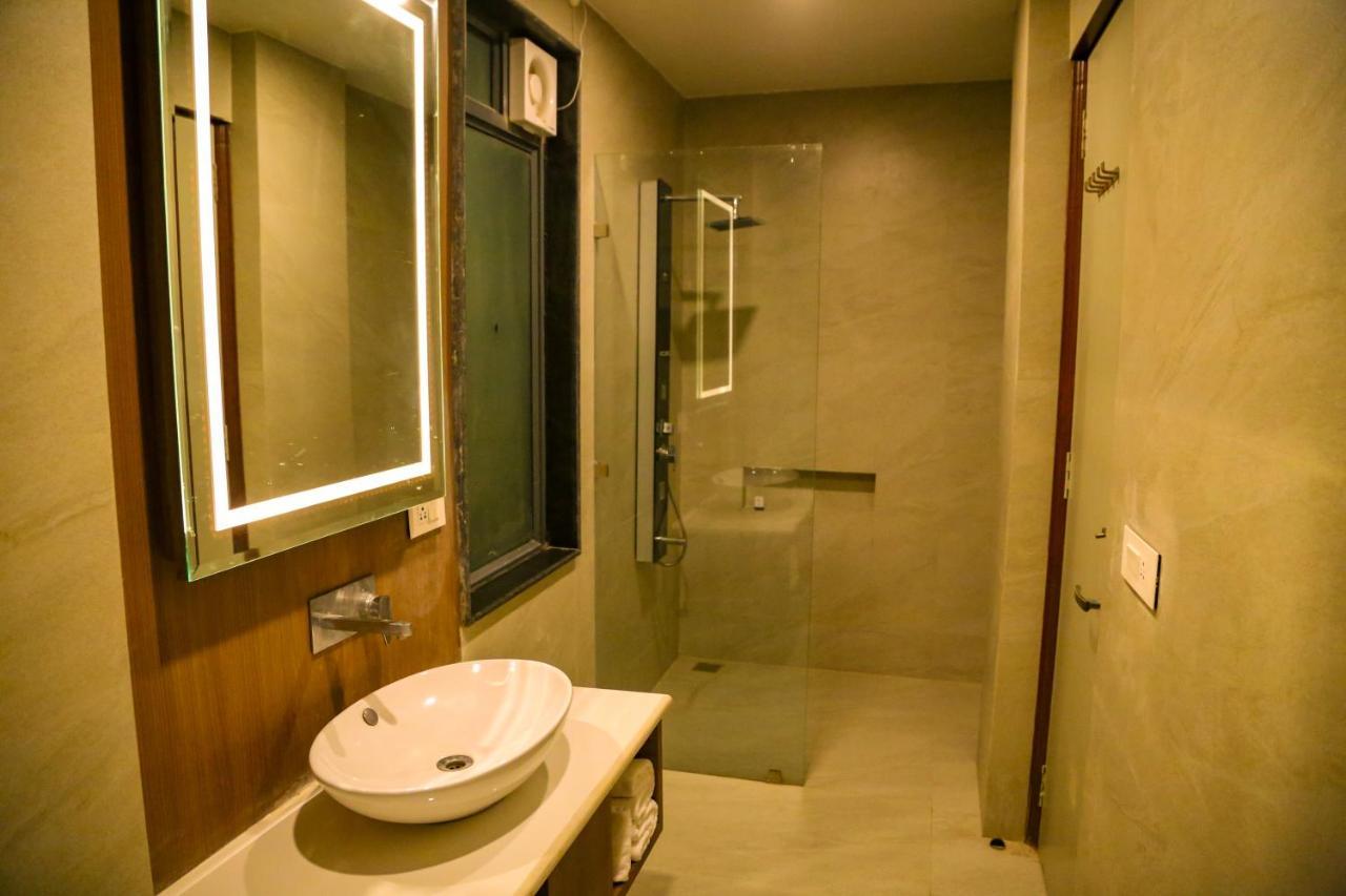Four Leaf Hotel - Sapphire Blue, Varanasi Bagian luar foto