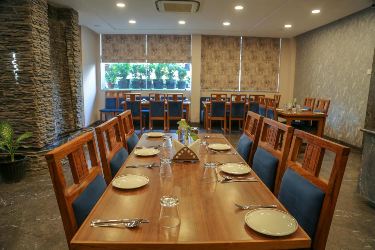 Four Leaf Hotel - Sapphire Blue, Varanasi Bagian luar foto