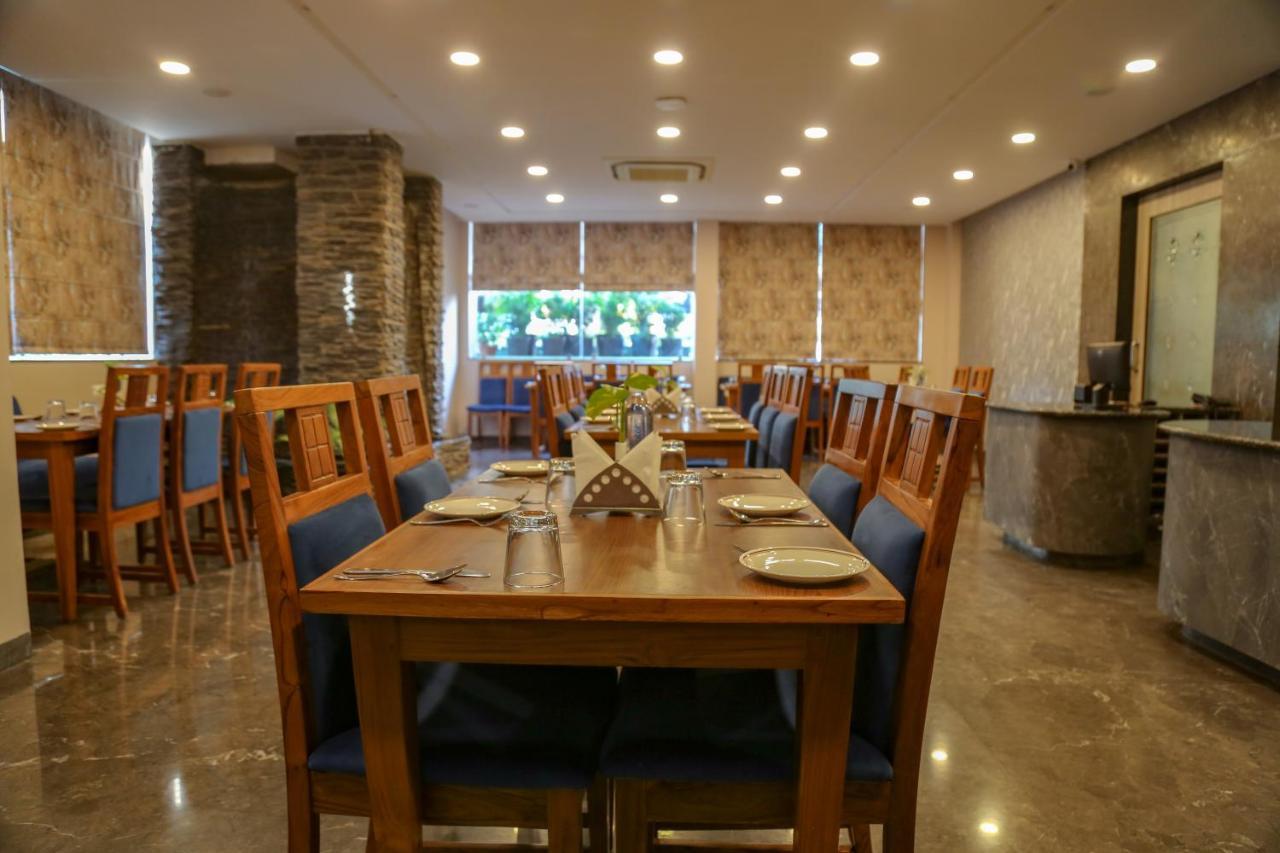 Four Leaf Hotel - Sapphire Blue, Varanasi Bagian luar foto