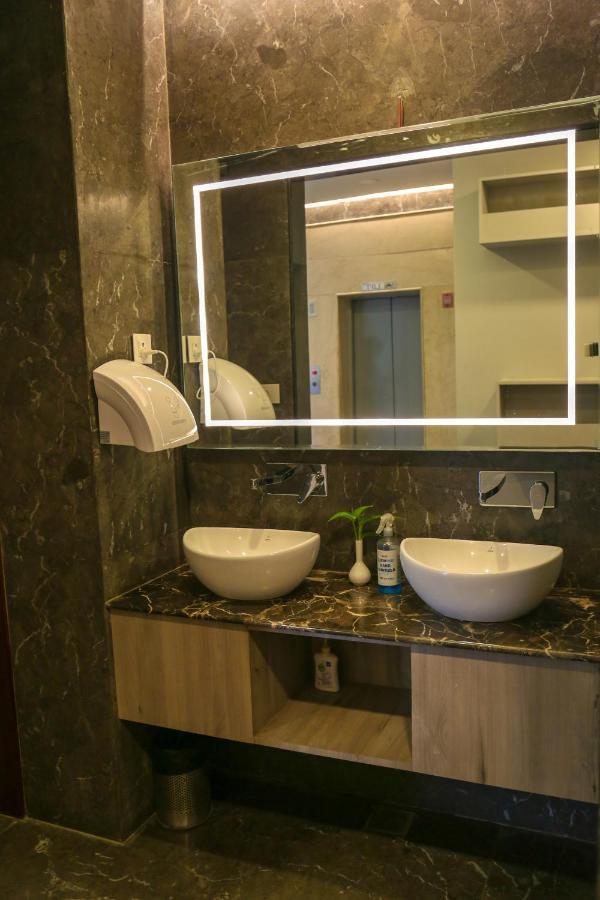 Four Leaf Hotel - Sapphire Blue, Varanasi Bagian luar foto