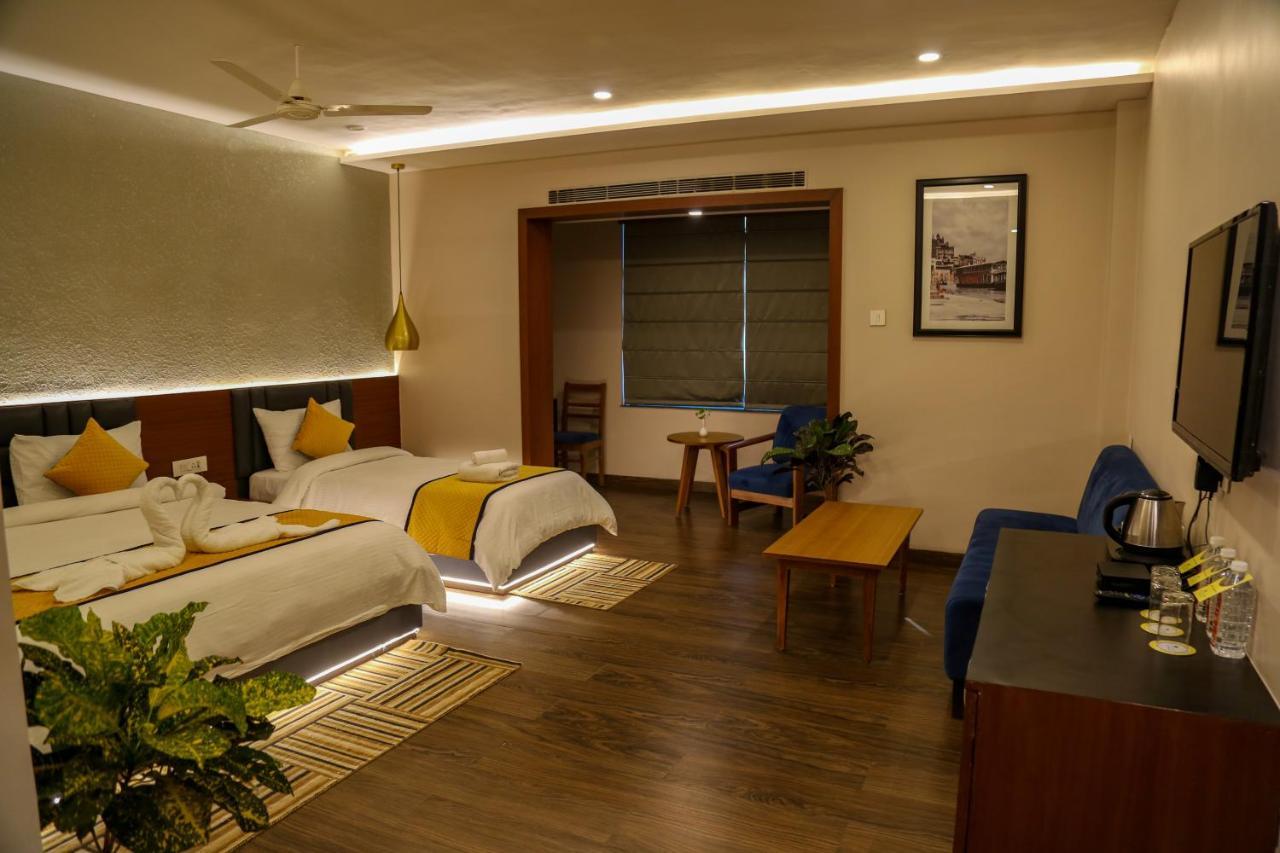 Four Leaf Hotel - Sapphire Blue, Varanasi Bagian luar foto