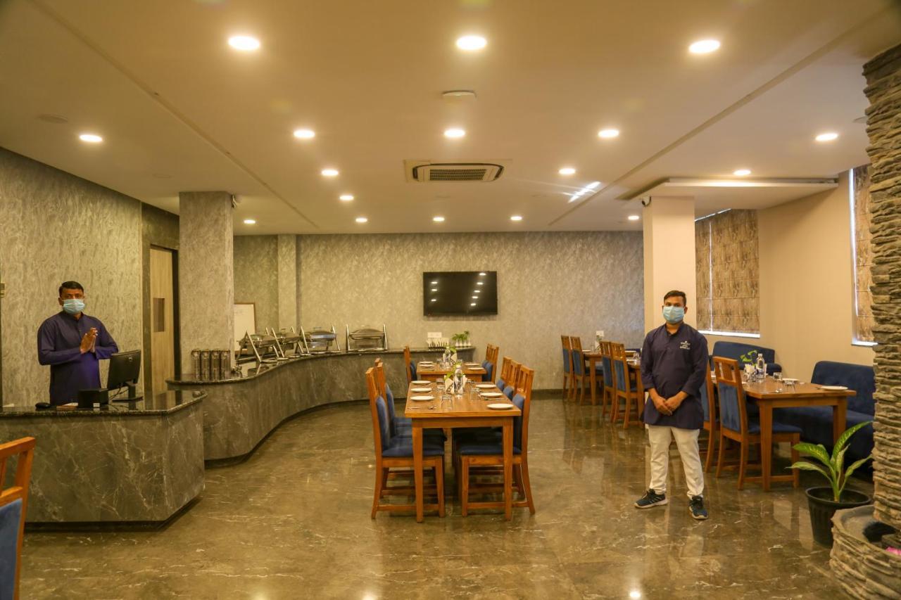 Four Leaf Hotel - Sapphire Blue, Varanasi Bagian luar foto