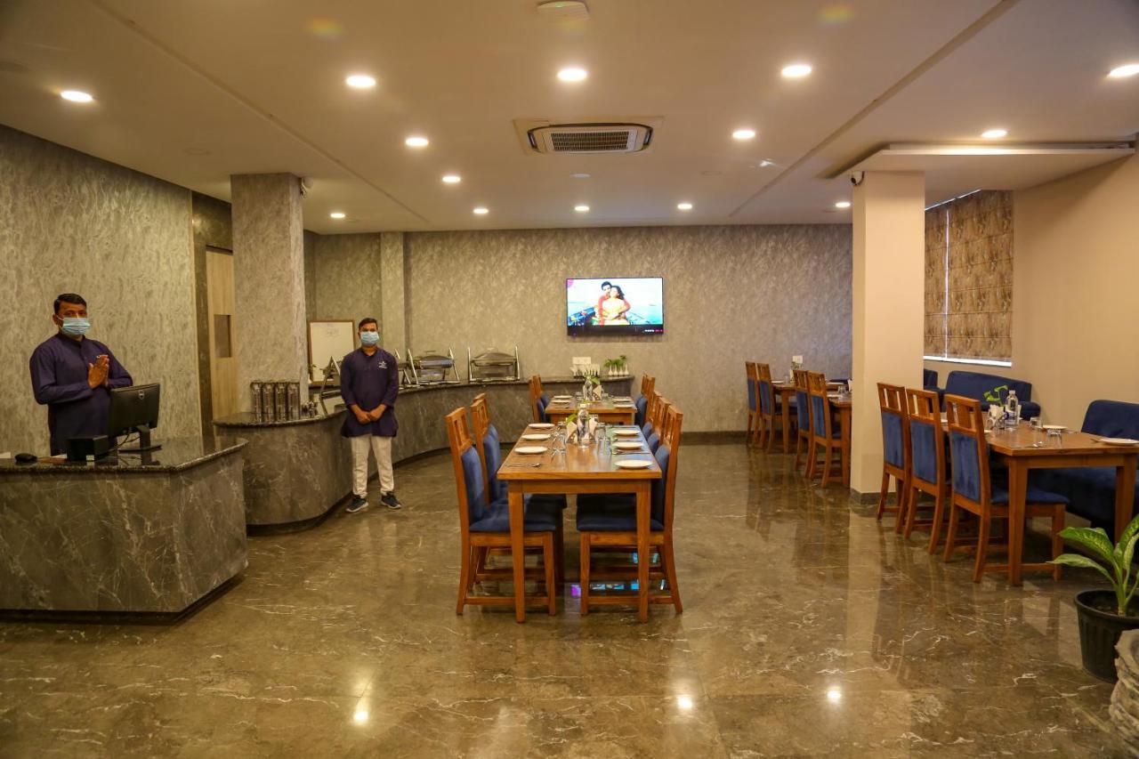 Four Leaf Hotel - Sapphire Blue, Varanasi Bagian luar foto