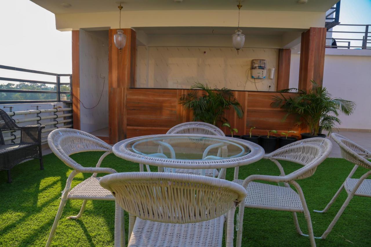 Four Leaf Hotel - Sapphire Blue, Varanasi Bagian luar foto
