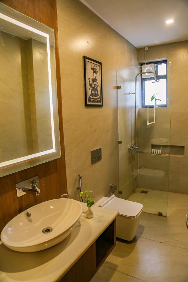 Four Leaf Hotel - Sapphire Blue, Varanasi Bagian luar foto