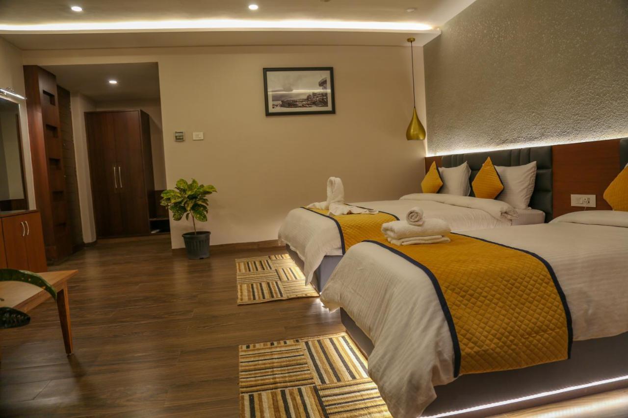 Four Leaf Hotel - Sapphire Blue, Varanasi Bagian luar foto