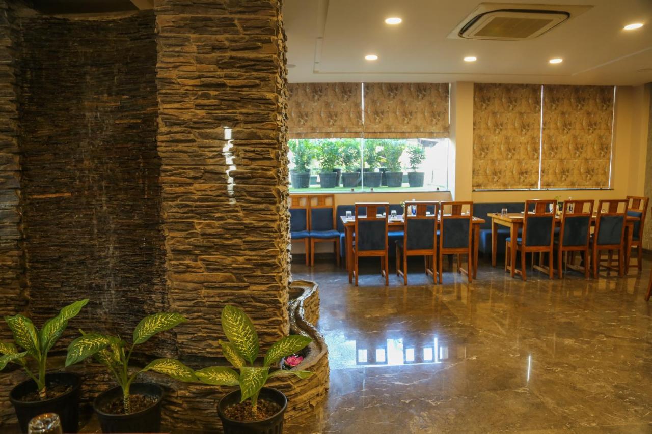 Four Leaf Hotel - Sapphire Blue, Varanasi Bagian luar foto