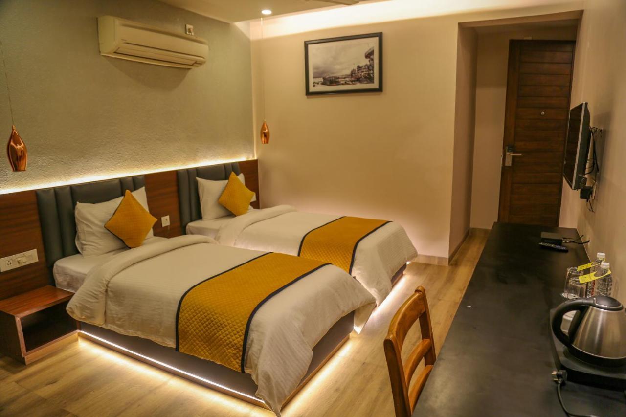 Four Leaf Hotel - Sapphire Blue, Varanasi Bagian luar foto