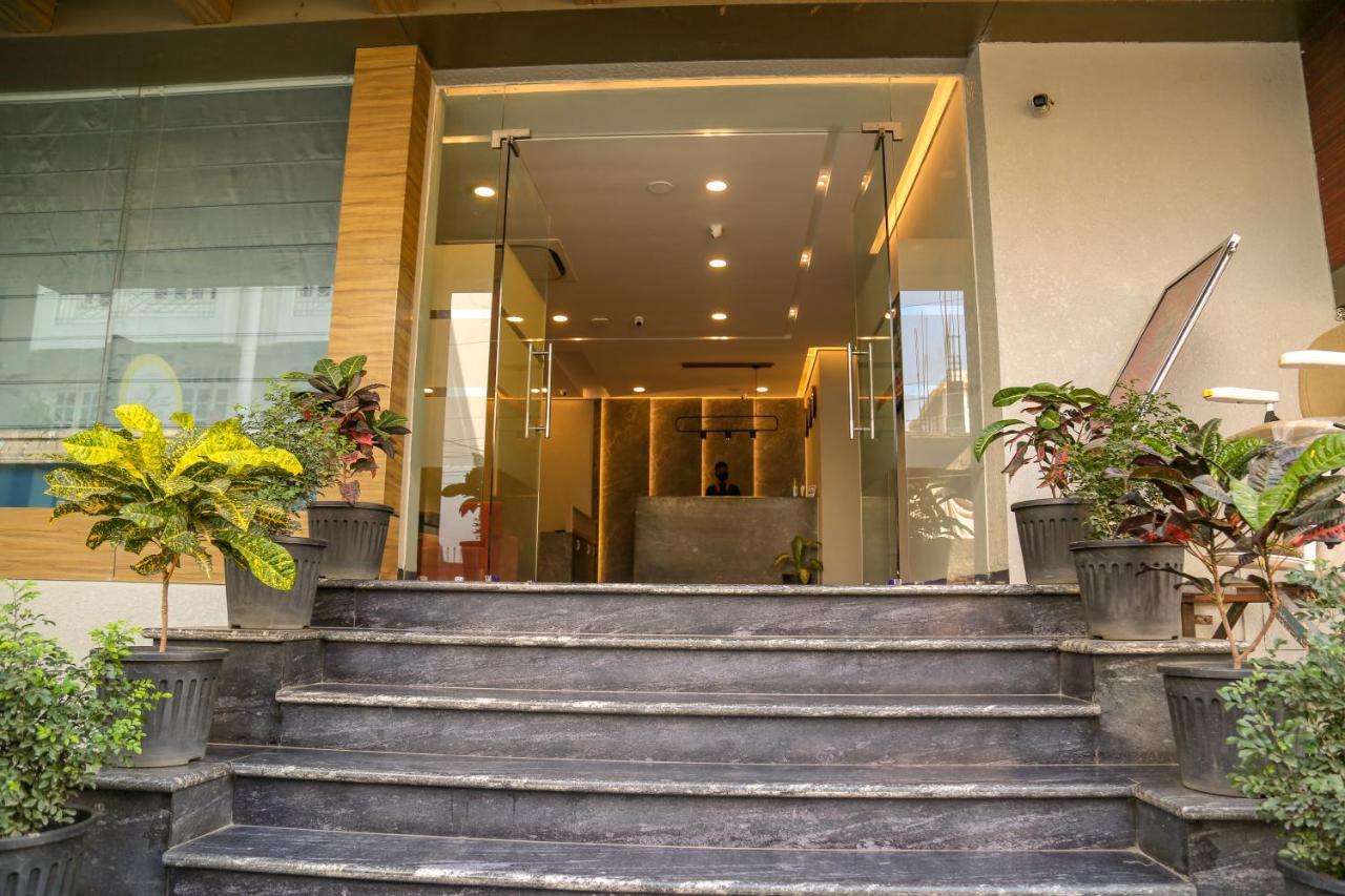 Four Leaf Hotel - Sapphire Blue, Varanasi Bagian luar foto