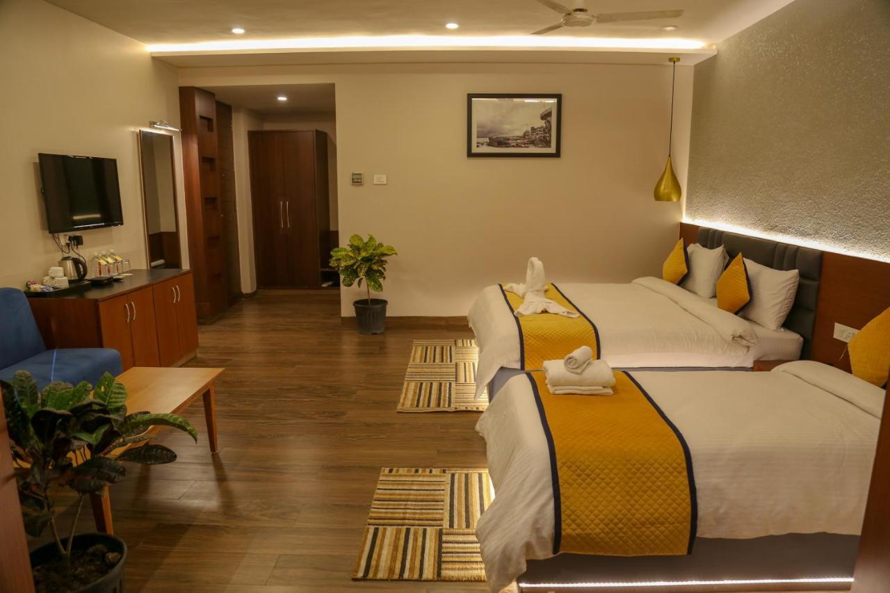 Four Leaf Hotel - Sapphire Blue, Varanasi Bagian luar foto
