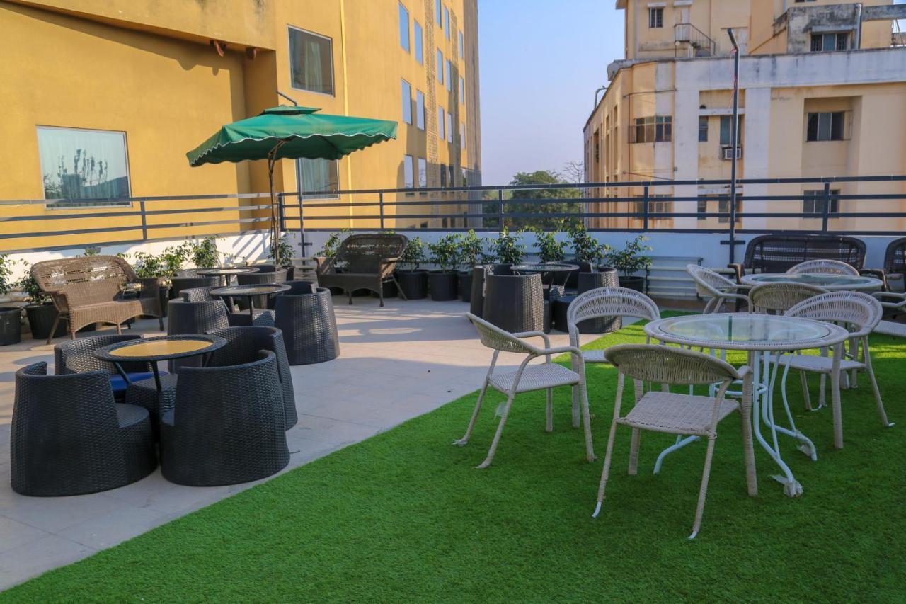 Four Leaf Hotel - Sapphire Blue, Varanasi Bagian luar foto